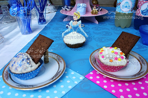  blue cinderella theme party happy footprint birthday helma 17month's کاپ کیک شکل کفش پاشنه بلند جشن قدم جشن تاتی حلما 17ماهگی اولین قدم مبارک تم تولد سیندرلا لباس آبی 