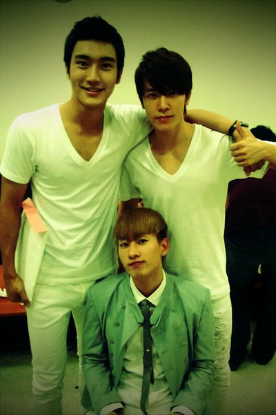 http://s7.picofile.com/file/8237412384/Suju_1_.jpg