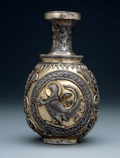 شرابدان نقره ی ساسانی با نقش پرنده