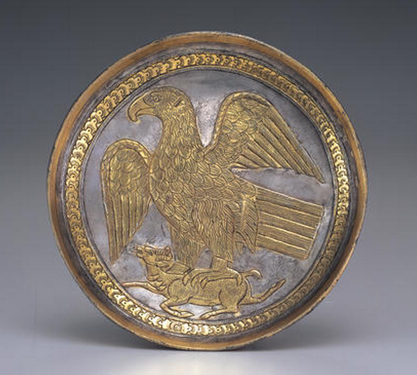 بشقاب نقره‌ی دوره‌ی ساسانی با نقش آهویی در چنگال عقاب