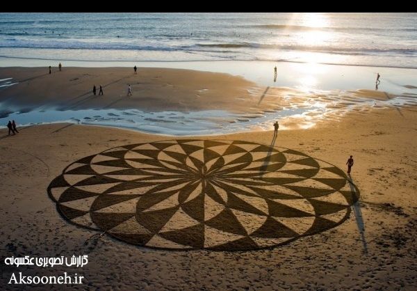 طراحی های هنرمندانه روی شن های ساحل