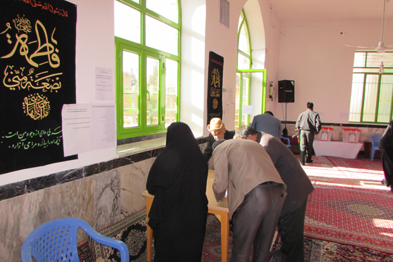 رأی‌گیری در گرمه آغاز شد / فرماندار رأی خود را به صندوق انداخت