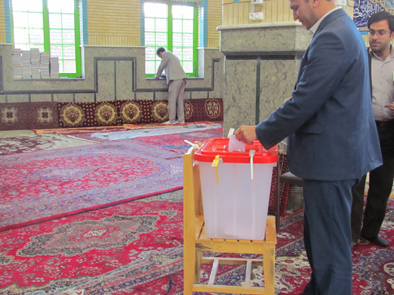 رأی‌گیری در گرمه آغاز شد / فرماندار رأی خود را به صندوق انداخت