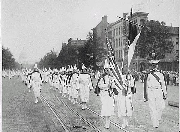Ku_Klux_Klan_members_march_down_Pennsylvania_Avenue_in_Washington_D_C_in_1928.jpg