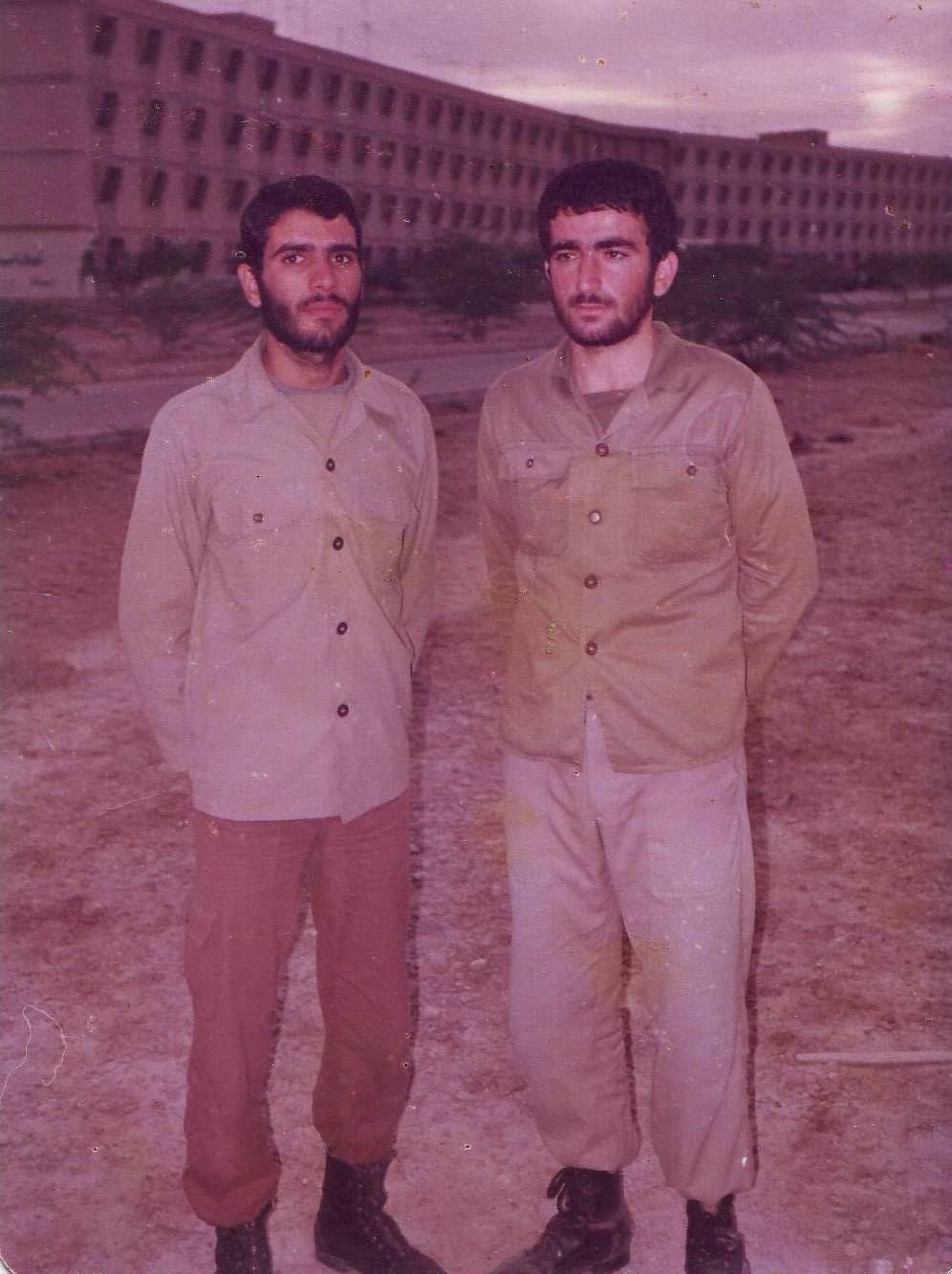 شهید سیدحمید حسینی سمت راست تصویر