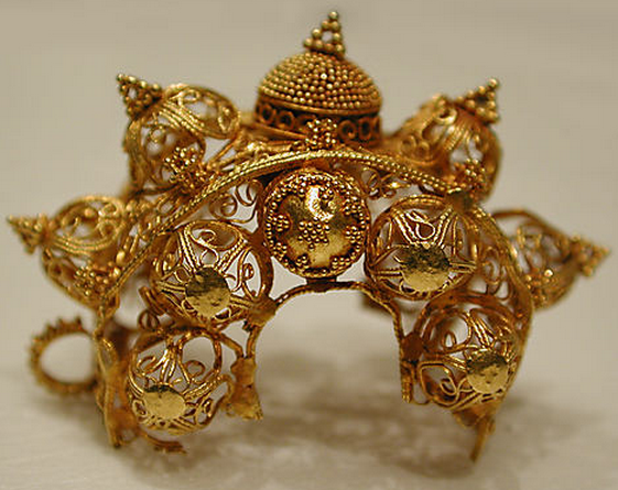 گوشواره ها و دستبندهای طلا با قدمت هزارساله 