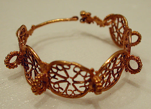 گوشواره ها و دستبندهای طلا با قدمت هزارساله  (سری سوم)