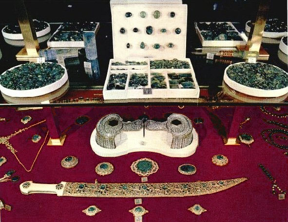 شمشیر جواهرنشان نادر بخش کوچکی از جواهرات نادر که اکنون قسمتی از جواهرات بانک مرکزی 