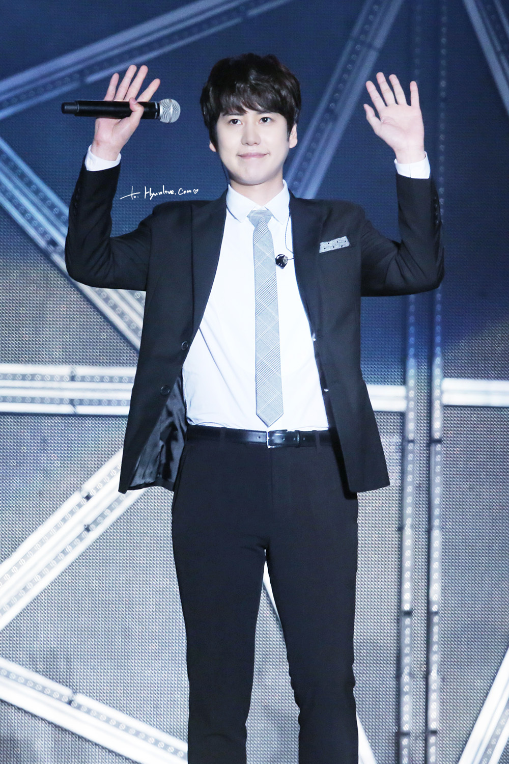 http://s7.picofile.com/file/8242946284/141018_smtown_kyuhyun_hyunlove_8.jpg