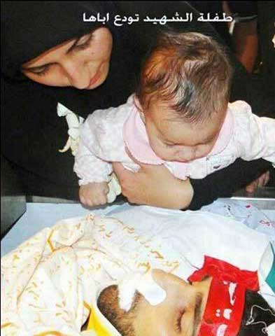 کودک شهید با پدرش وداع میکند...