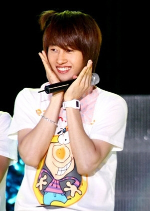 http://s7.picofile.com/file/8245814650/EunHyuk_227_.jpg