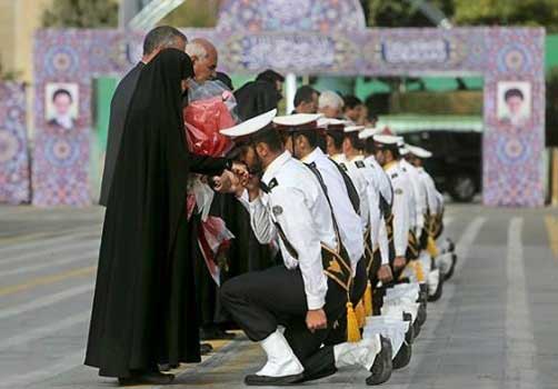 احترام به والدین - احترام به والدین پلیس های جوان در مراسم جشن دانش آموختگی پلیس