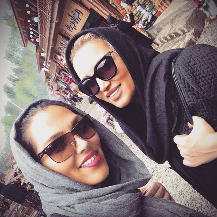 عکس سلفی روناک یونسی با خواهرش