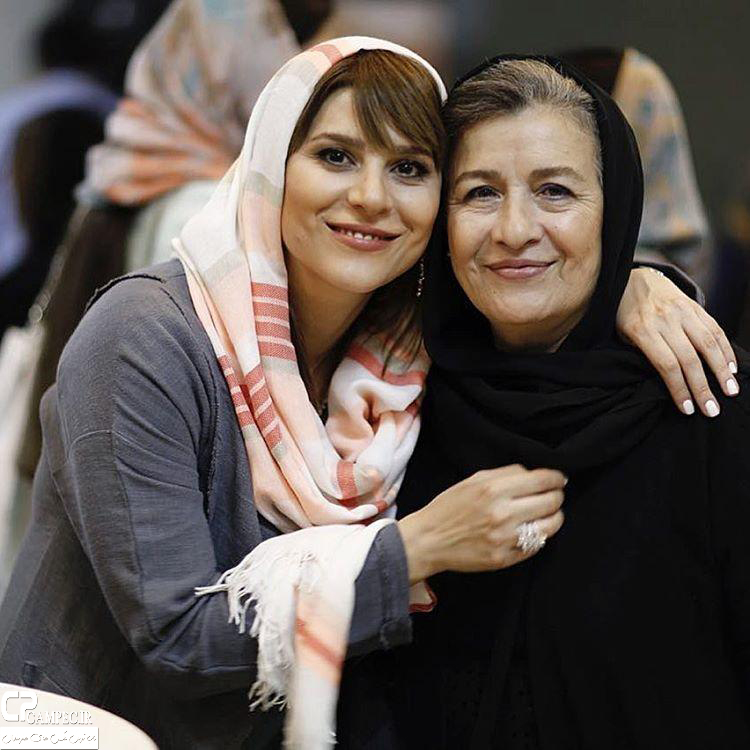 سحر دولتشاهی با مادرش در اکران فیلم بارکد
