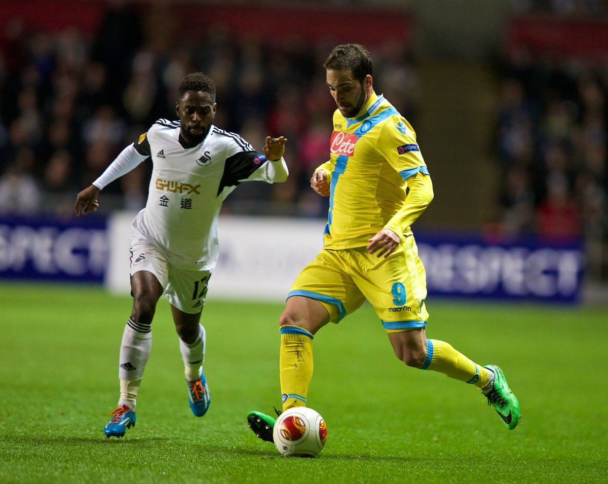 http://s7.picofile.com/file/8253596268/130220_056_Swansea_Napoli.jpg