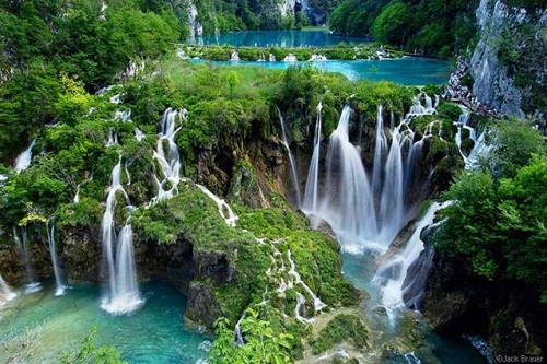 http://s7.picofile.com/file/8254349442/cheshmeh.jpg