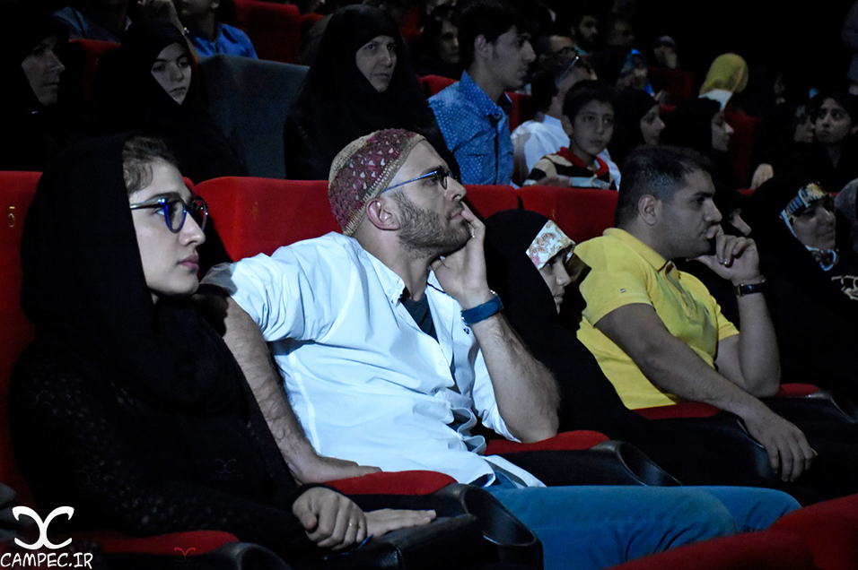 بابک حمیدیان و مینا ساداتی در اکران فیلم ایستاده در غبار