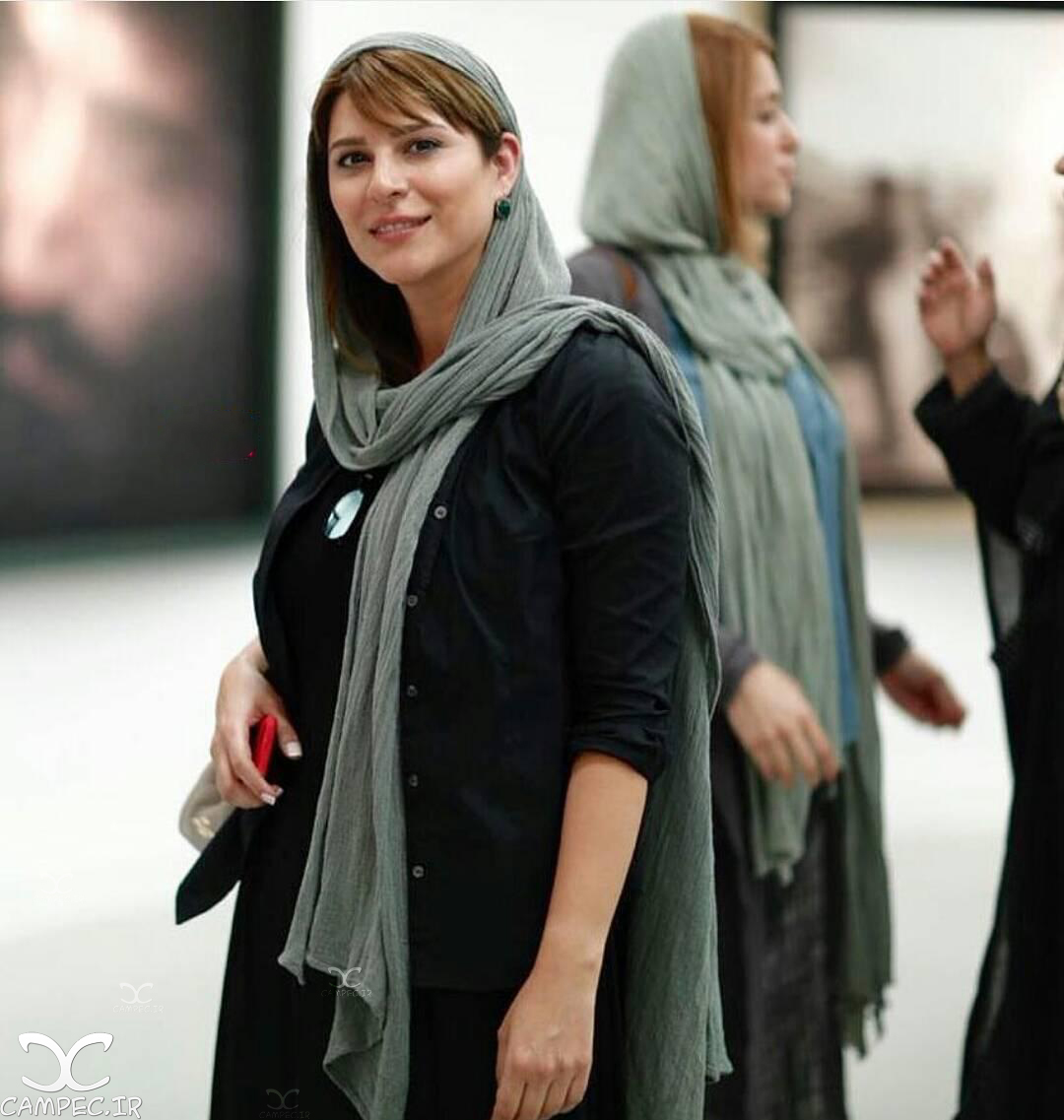 سحر دولتشاهی در نمایشگاه عکس ایستاده در غبار