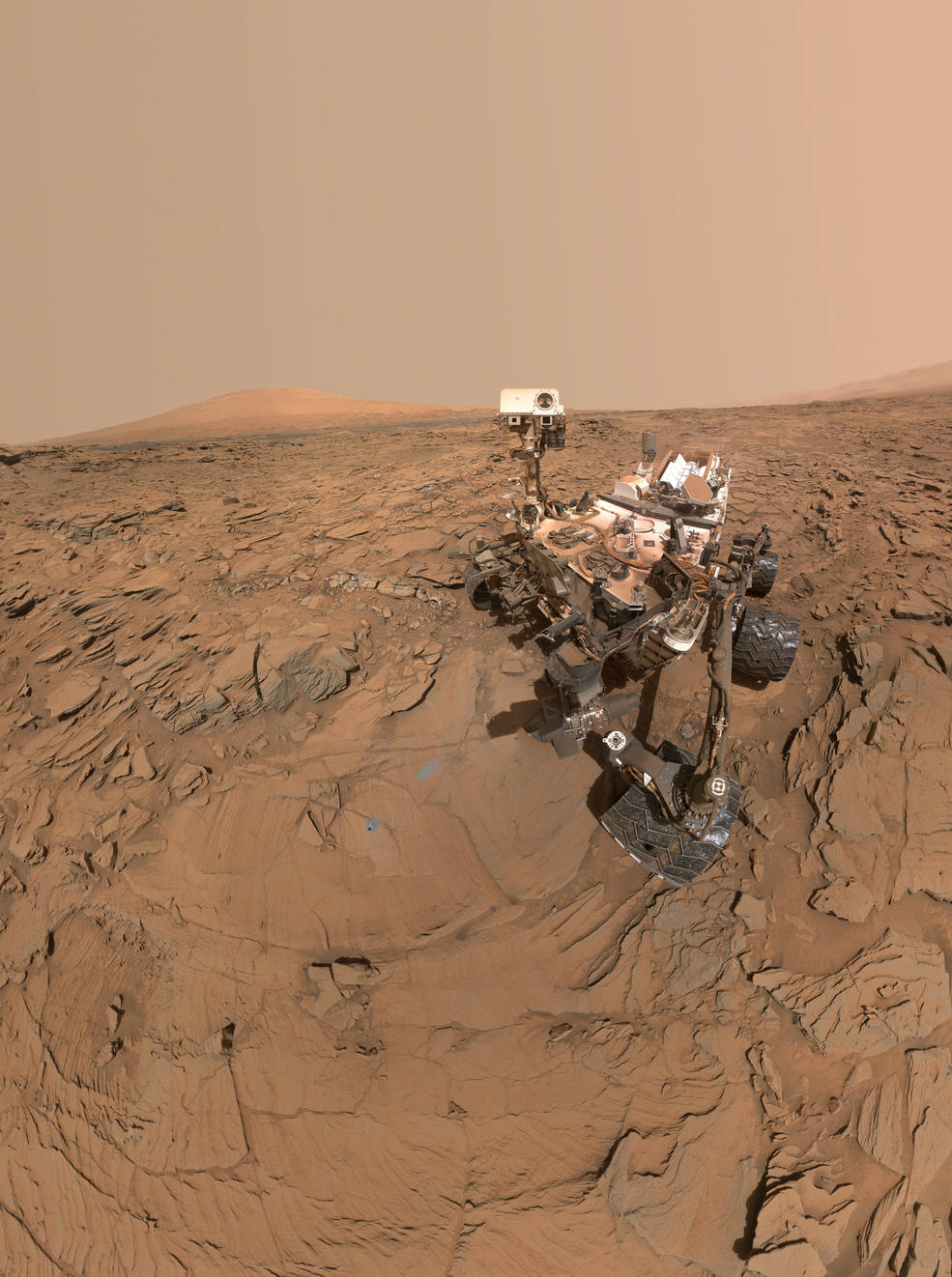 این عکسی که مشاهده میکنید سلفی مریخ نورد مریخ میباشد که در پاسگاه حفر شده در بخش Naukluft  از پایین دامنه کوهی در مریخ میباشد 