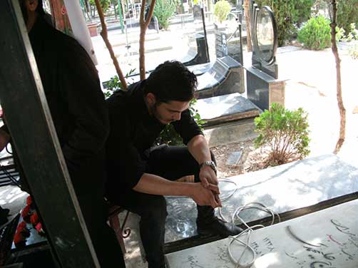 مراسم چهارمین سالگرد شهادت شهید محمّد علی دولت آبادی- دوستان شهید محمّدعلی دولت آبادی (خادمین هیئت زوّارالحسین(ع)) در فراق دوست شهیدشان سر بر گریبان گرفته اند.اصغر پوری
