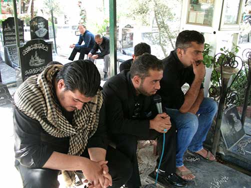مراسم چهارمین سالگرد شهادت شهید محمّد علی دولت آبادی- دوستان شهید محمّدعلی دولت آبادی (خادمین هیئت زوّارالحسین(ع)) در فراق دوست شهیدشان سر بر گریبان گرفته اند.