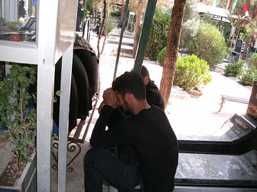مراسم چهارمین سالگرد شهادت شهید محمّد علی دولت آبادی- دوستان شهید محمّدعلی دولت آبادی (خادمین هیئت زوّارالحسین(ع)) در فراق دوست شهیدشان سر بر گریبان گرفته اند.