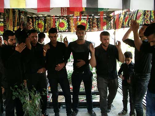 سینه زنی خادمین هیئت زوّارالحسین (ع) در جوار مطهر شهید محمّد علی دولت آبادی در چهارمین سالگرد شهادت دوست وهمسنگر شهیدشان ،شهید محمّد علی دولت آبادی