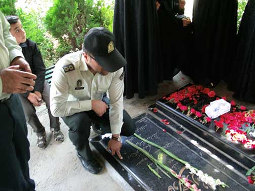 مراسم سالگرد شهادت شهید محمّدعلی دولت آبادی درکنار مزارمطهر شهید واقع در بهشت زهرا(س) با حضور همکاران شهید از پلیس فاتب