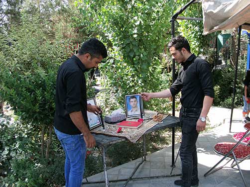 دوستان شهید محمّدعلی دولت آبادی در مراسم چهارمین سالگرد شهادت دوست شهیدشان -اصغر پوری - علی کوهی