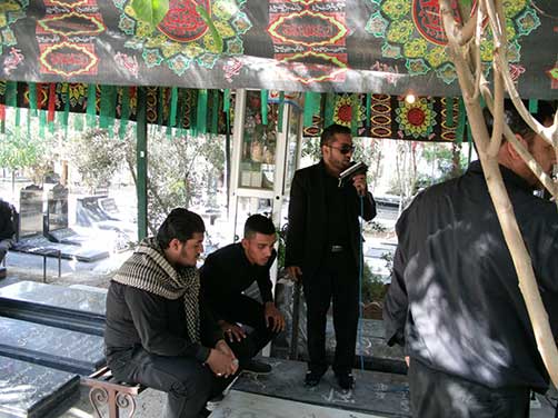 مداحی ذاکر اهل بیت (ع) آقای یوسف محسنی در مراسم چهارمین سالگرد شهادت شهید محمّد علی دولت آبادی در جوار مزار شهید محمّد علی دولت آبادی