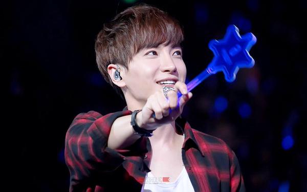 http://s7.picofile.com/file/8258178534/Lee_Teuk_52_.jpg