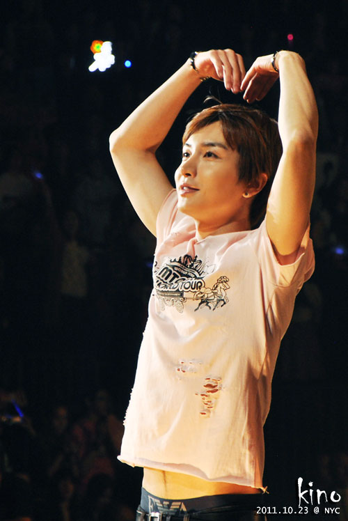 http://s7.picofile.com/file/8258178568/Lee_Teuk_66_.jpg