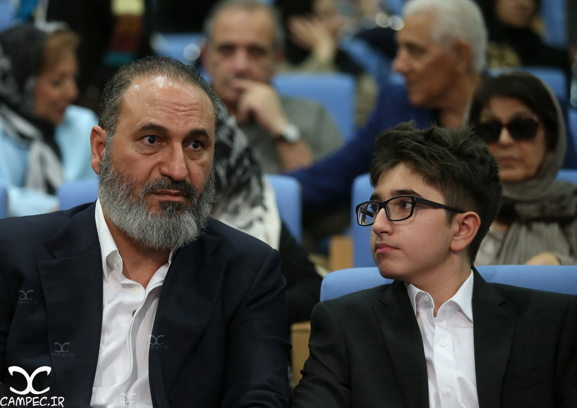 حمید فرخ نژاد و پسرش در مراسم افطاری حسن روحانی