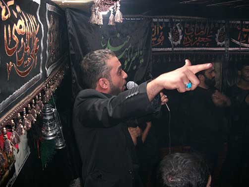 مدّاحی ذاکر هیئت زوّارالحسین(ع) آقای یوسف محسنی در مراسم چهارمین سالگرد شهادت خادم الحسین(ع) شهید محمّد علی دولت آبادی