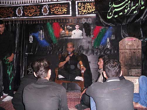 مدّاحی ذاکر هیئت زوّارالحسین(ع) آقای یوسف محسنی در مراسم چهارمین سالگرد شهادت خادم الحسین(ع) شهید محمّد علی دولت آبادی