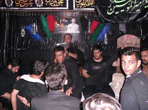 مدّاحی ذاکر هیئت زوّارالحسین(ع) آقای یوسف محسنی در مراسم چهارمین سالگرد شهادت خادم الحسین(ع) شهید محمّد علی دولت آبادی