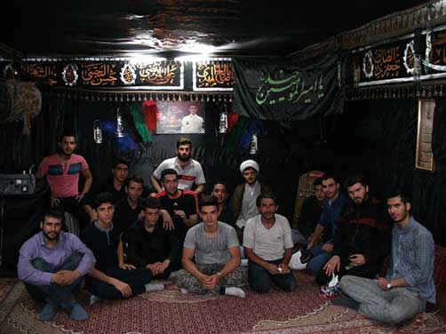 جمعی از خادمین هیئت زوّرالحسین علیهم السلام در محل حسینیه شهید محمّد علی دولت آبادی