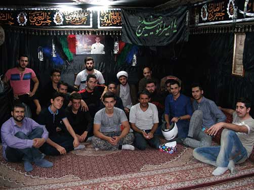 جمعی از خادمین هیئت زوّرالحسین علیهم السلام در محل حسینیه شهید محمّد علی دولت آبادی