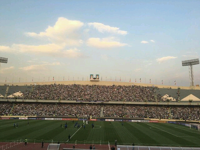  حضور ۶۰ هزار هوادار در ورزشگاه آزادي/ استقبال از قطري‌ها با صداي «سوت» 