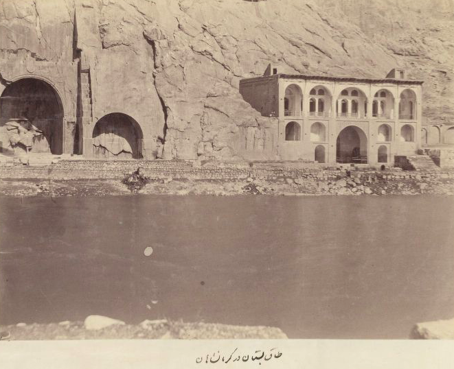 عکسی گرفته شده توسط علی خان والی از طاق بستان در کرمانشاهان در عهد قاجار