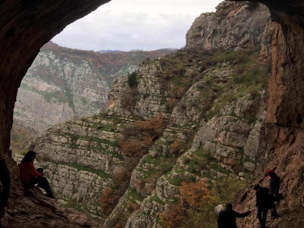 غار دربند رشی در نزدیکی روستای استخرگاه