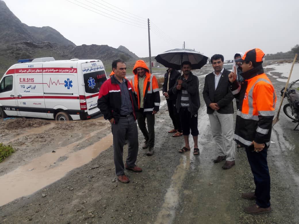 نجات زن باردار گرفتار  در باران مدیریت بحران قلعه گنج