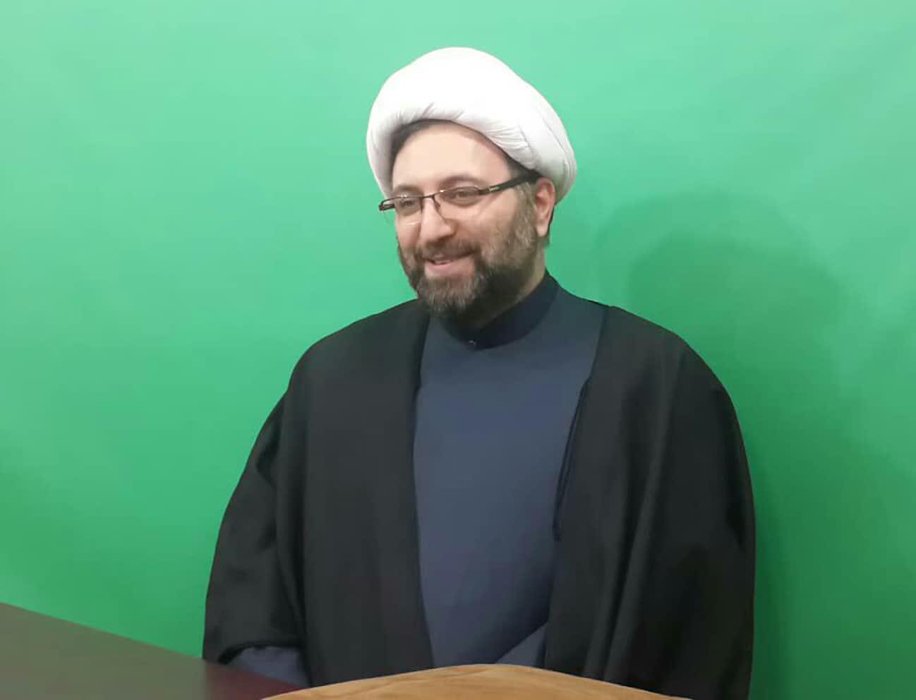 دکتر کامران اویسی در استودیو رادیو معارف برای ضبط برنامه رادیو قرآن