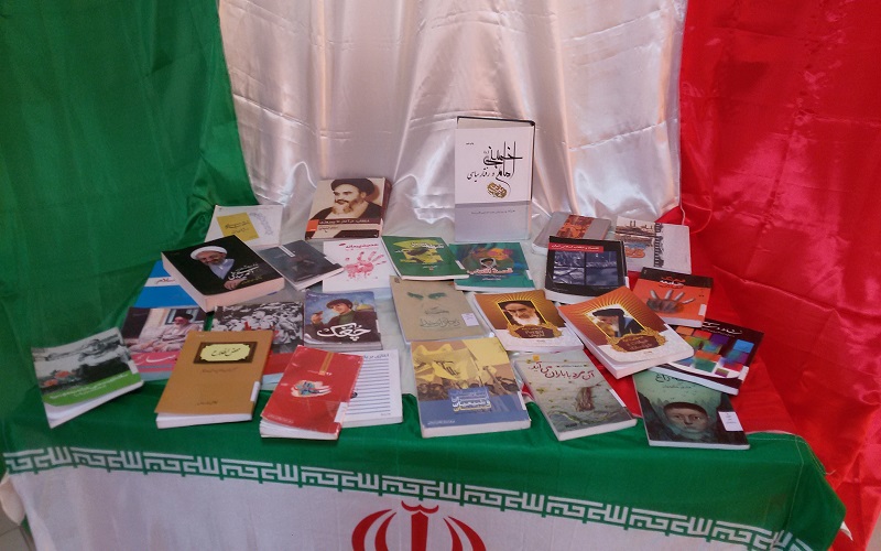 نمایشگاه کتاب از منابع کتابخانه ای به مناسبت دهه فجر در کتابخانه شهید مرتضی حاجی آبادی