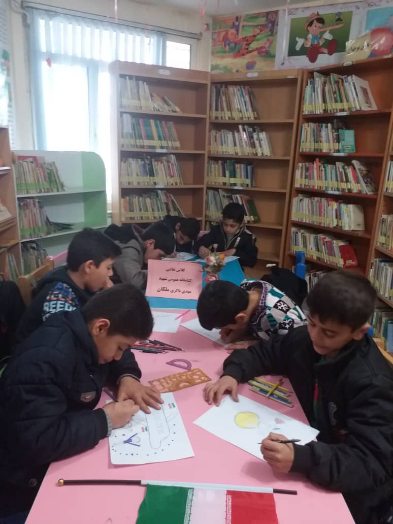 کلاس نقاشی دهه فجر در بخش نوجوان کتابخانه عمومی ملکان 