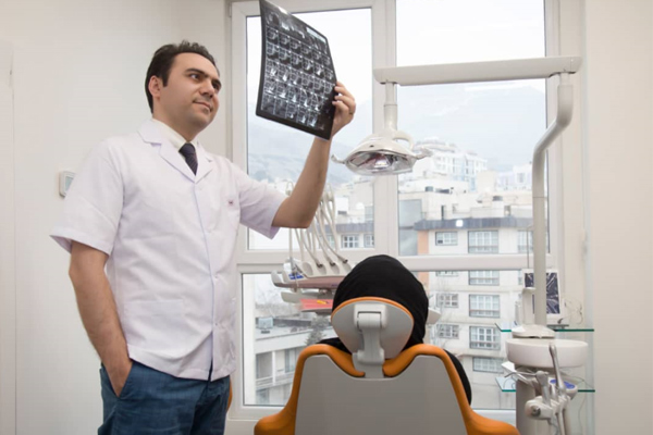ویژگی‌های بهترین متخصص ایمپلنت دندان در تهران