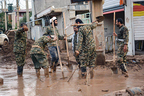 مدافعان ایران-نیروهای جهادی در حال خدمت رسانی به سیل زدگان